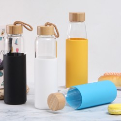 New single-wall glass, bamboo lid with handle, outdoor portable, silicone sleeve, glass water bottle, wholesale.