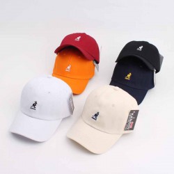 Men's and women's soft-top baseball caps with kangaroo, face-flattering, and casual sun hats, trendy, niche curved-brim hats.