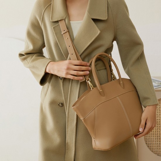 A new, niche handbag for 2025, a stylish, large-capacity cowhide commuter crossbody tote bag.