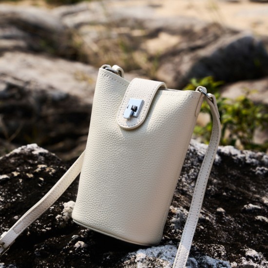 First-grain cowhide shoulder and crossbody small phone bag, versatile women's 2025 new genuine leather vertical casual small bucket bag.