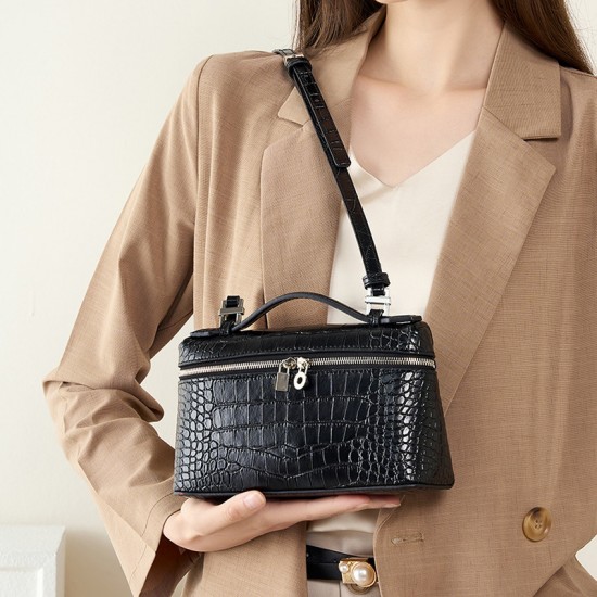 Niche Pig Nose semi-circular saddle bag, luxury diamond-patterned underarm bag, 2025 new genuine leather shoulder and crossbody bag for women.