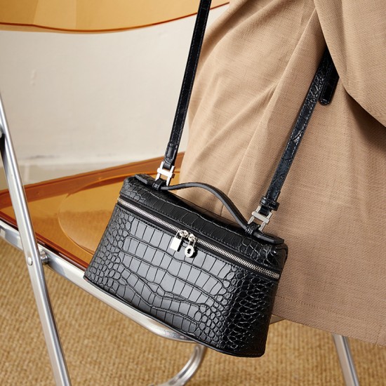 Niche Pig Nose semi-circular saddle bag, luxury diamond-patterned underarm bag, 2025 new genuine leather shoulder and crossbody bag for women.