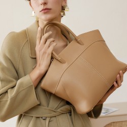 A new, niche handbag for 2025, a stylish, large-capacity cowhide commuter crossbody tote bag.