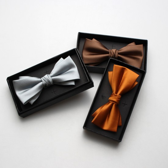 Solid-color men's polyester bow ties in stock, including multi-colored wedding groom and groomsmen bow ties and tie ties.