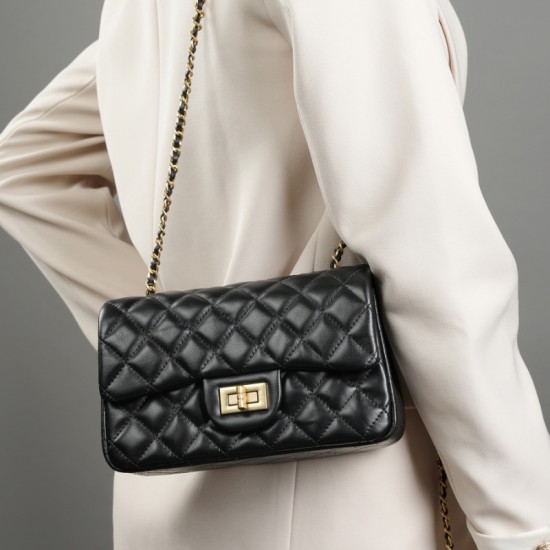 2025 new light luxury, high-end commuter handbag, fashionable European and American style belt crossbody bag for women