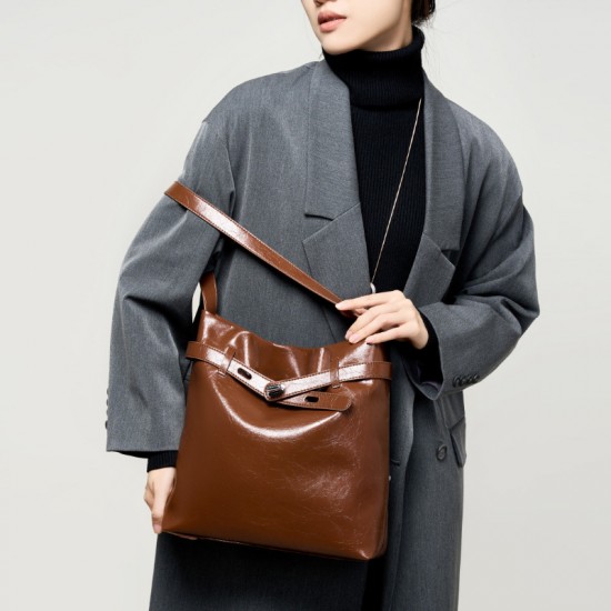 New genuine leather waxed tote bag, women's bag Large-capacity shoulder bag, commuter underarm bag, original design for work.