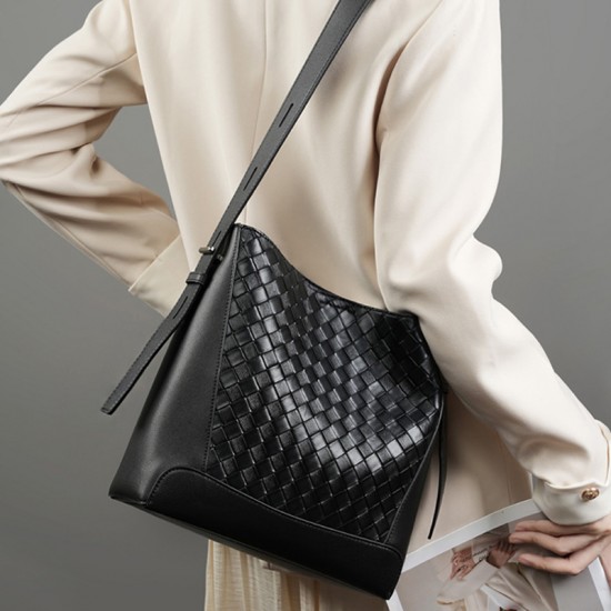 Hand-woven cowhide tote bag, new large-capacity fashionable commuter shoulder bag, crossbody bag