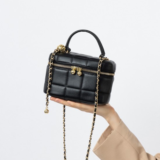 Leather Chanel-style box bag, 2025 new, high-quality chain-linked small shoulder and crossbody bags, super popular women's bags. Leather Chanel-style box bag, 2025 new, high-quality chain-linked small shoulder and crossbody bags, super popular women's bags.